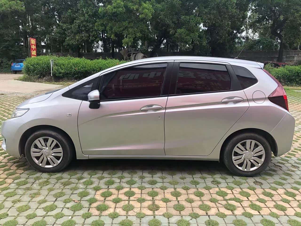 银色的本田飞度不一样的帅气.