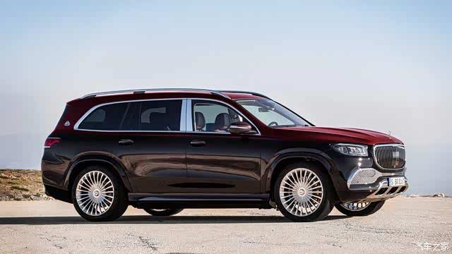 新车侧面采用了双拼色车漆d柱上有迈巴赫徽标装饰高贵帅气