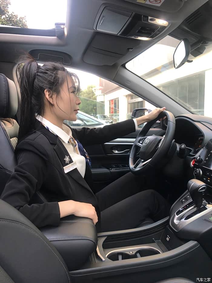 试驾皓影的美女销售小姐姐