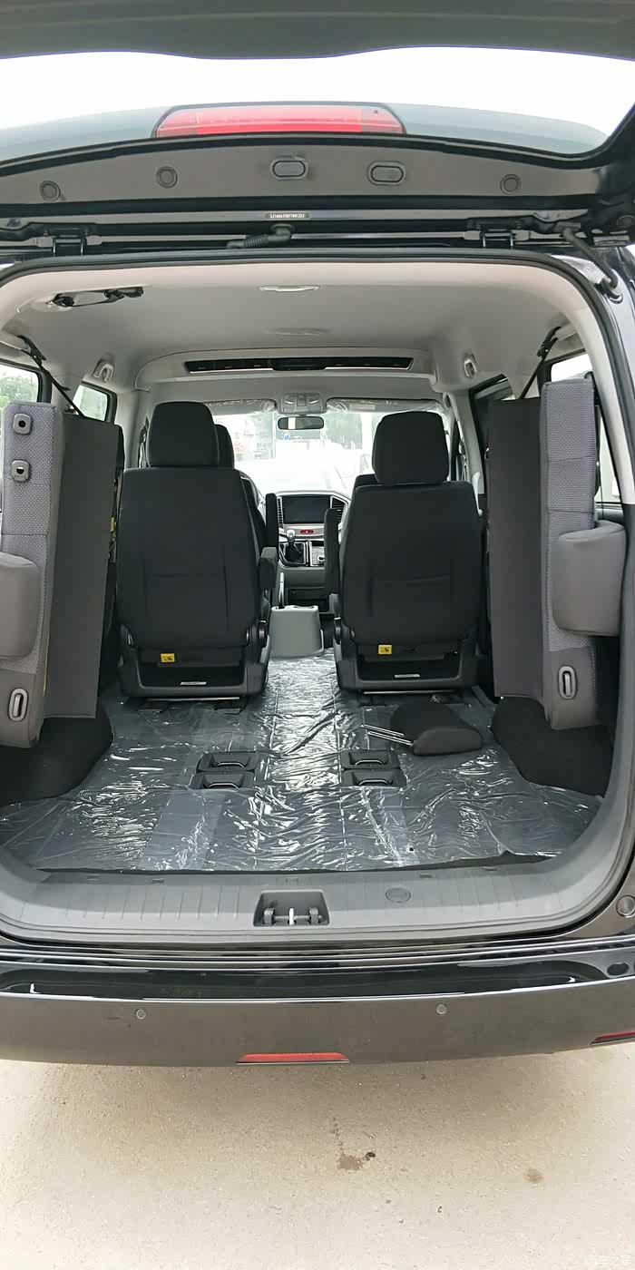 后排座椅侧挂拉货放东西相当错