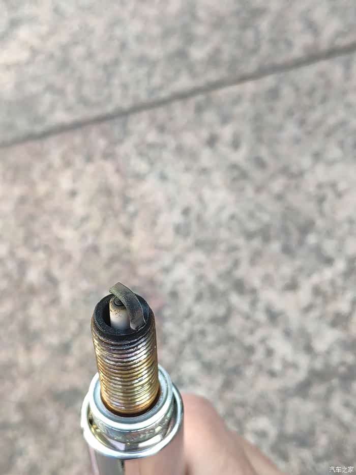 火花塞侧电极烧出凹坑是不是必须要换了