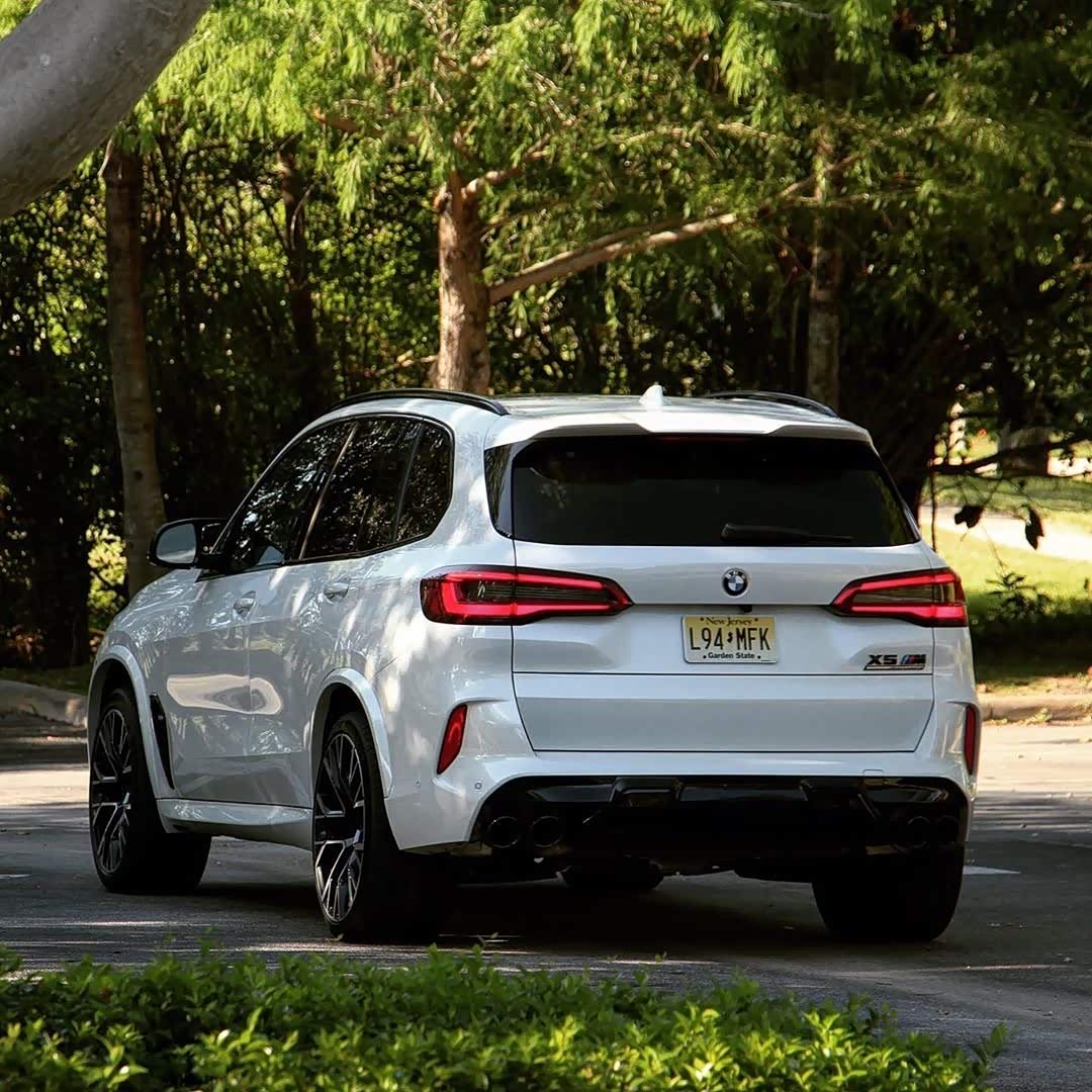 白色的宝马x5更为优雅