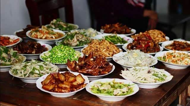 摆桌全宴,这是要庆祝六一儿童节吗?