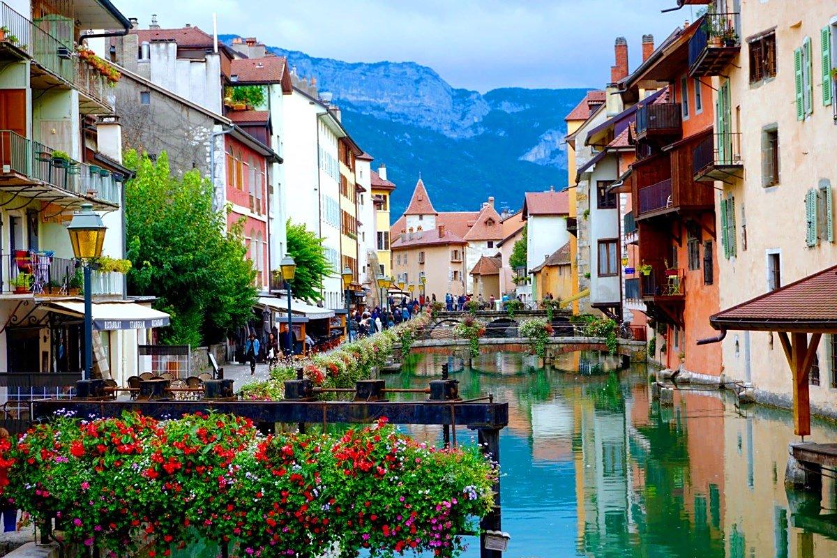 世界最美的小镇法国安纳西,这里绿水环城,繁花似锦