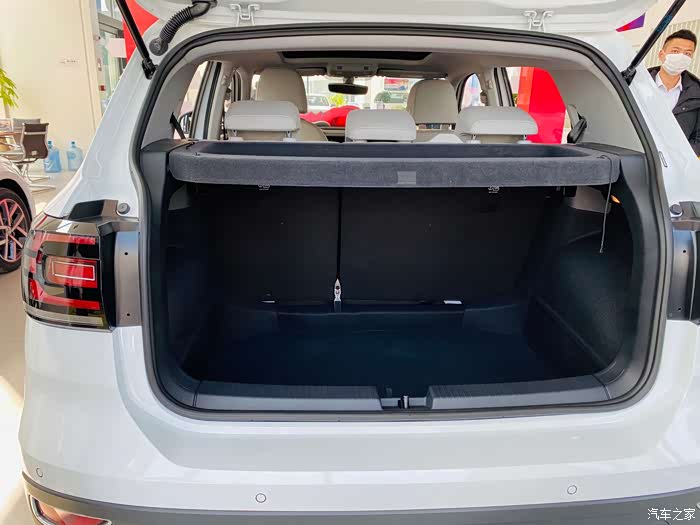 别看探影是小型suv,但是后备箱空间还是很大的哟