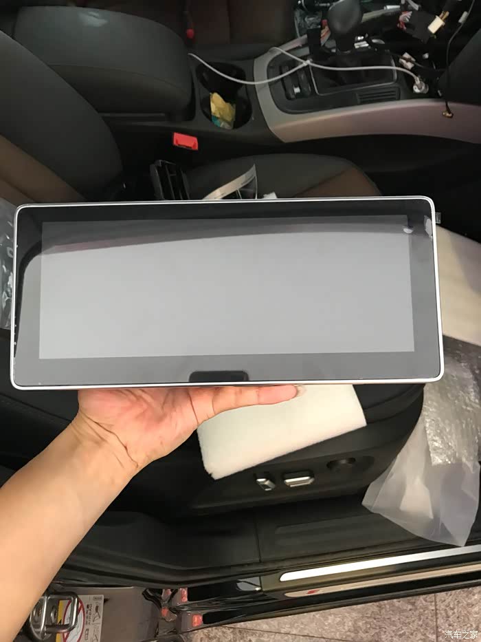 奥迪q5 2018款 典藏版 技术型 导航改装12寸