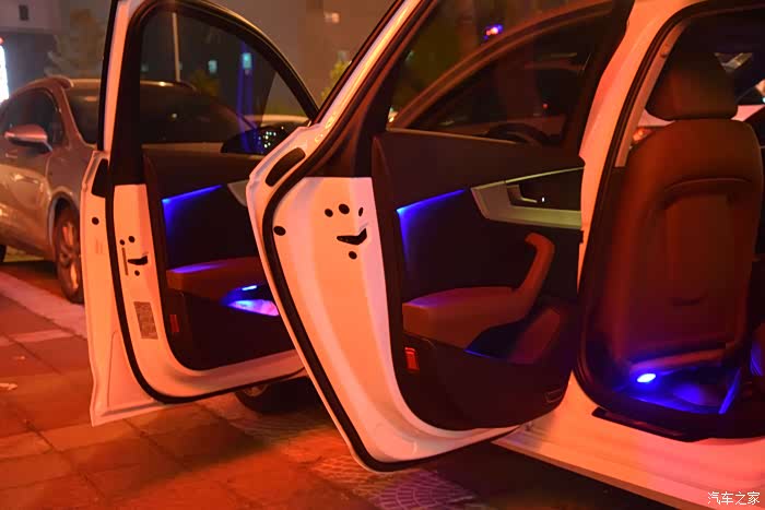 加装32色氛围灯作业