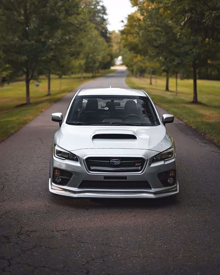 斯巴鲁翼豹sti11代改装,这个姿势好帅,银色真的干净漂亮