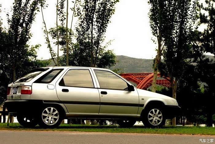 勾起一代人回忆的赛道安全保障车神龙富康