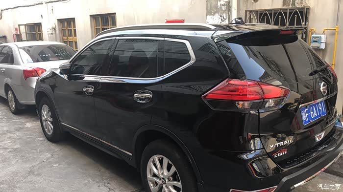 日产奇骏很少见黑色很喜欢