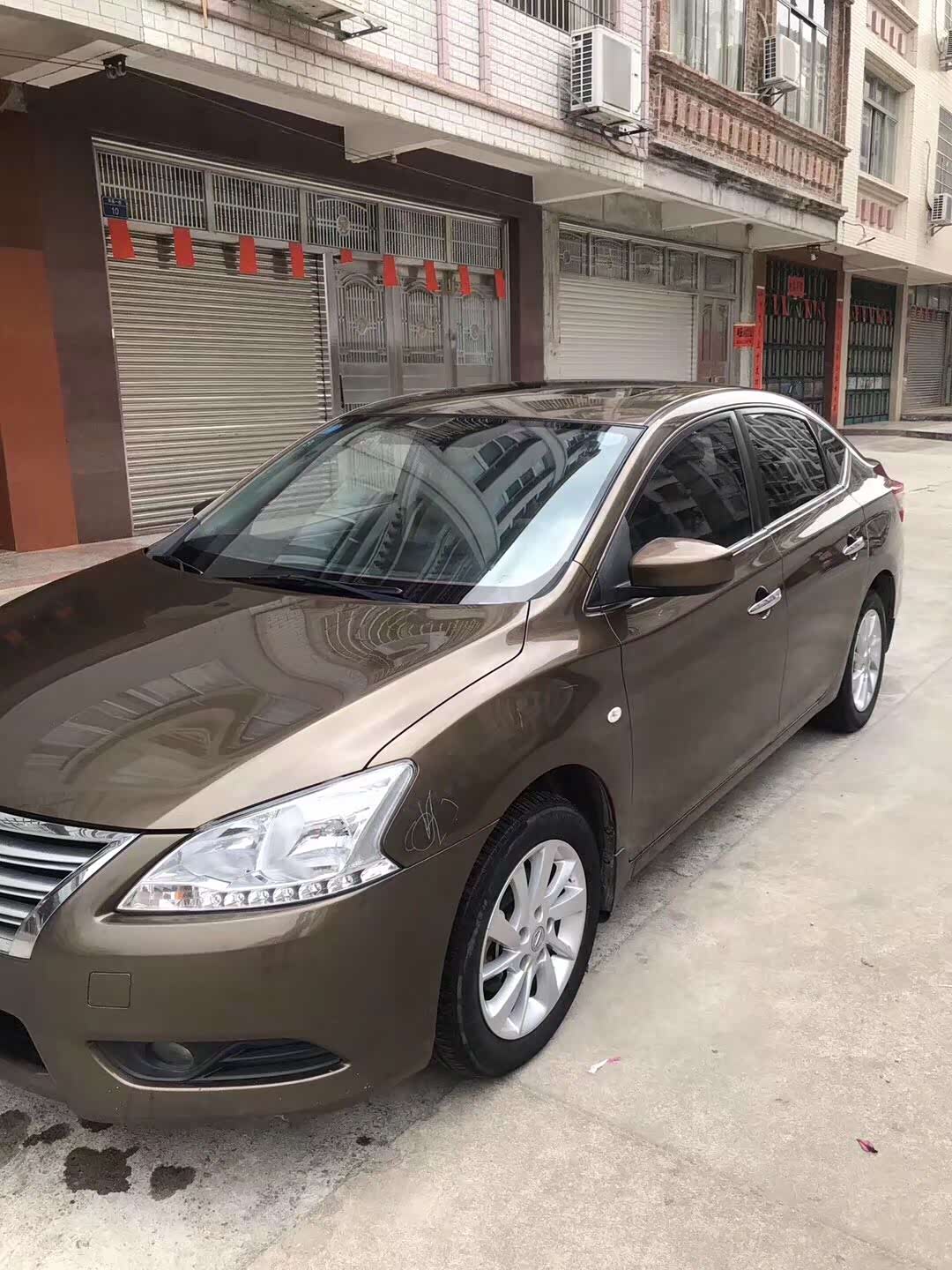 经典版的日产轩逸看着还是非常的结实的,这颜色也挺好看的