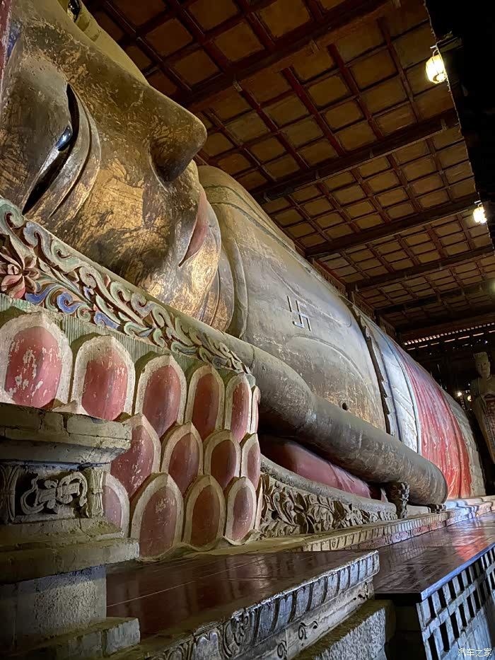 张掖大佛寺是丝绸之路上最大的佛教寺院之一,殿内大佛独一无二