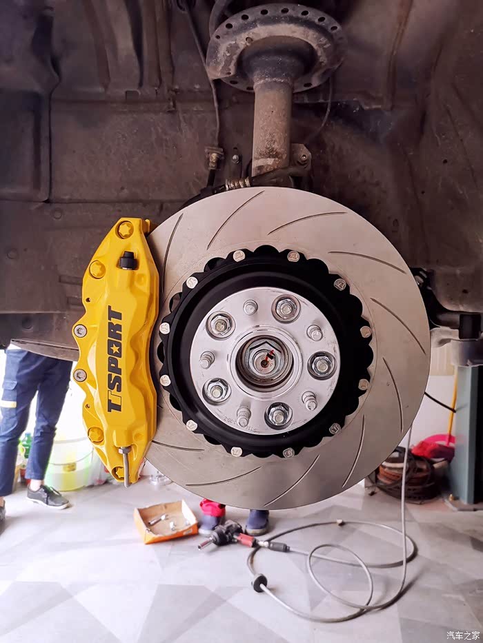 刹车改装欣赏,顺便出原厂刹车盘卡钳