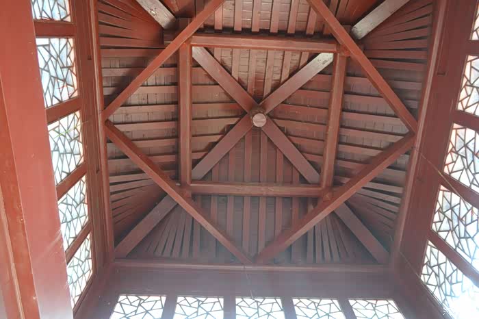 亭子内部采用的是油漆木结构.