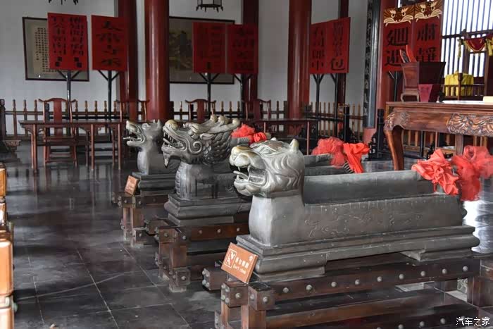 包龙图打坐在开封府啊