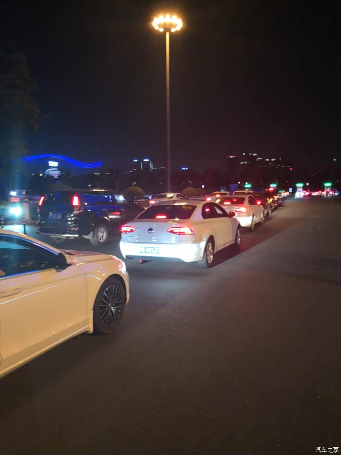 晚餐过后,我们开车统一前往酒店!路上有无人机拍摄,说,上照.