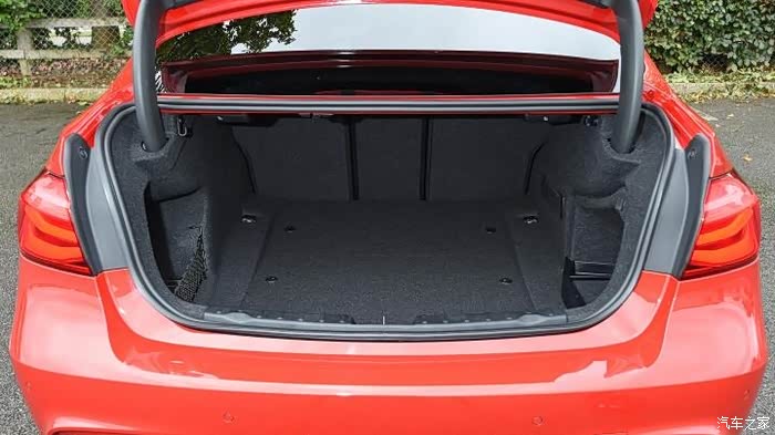 宝马3系比较,哪里可以看出model3后备箱规则?