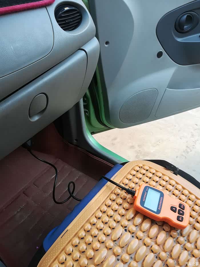 请问一下qq3的obd接口在哪儿啊