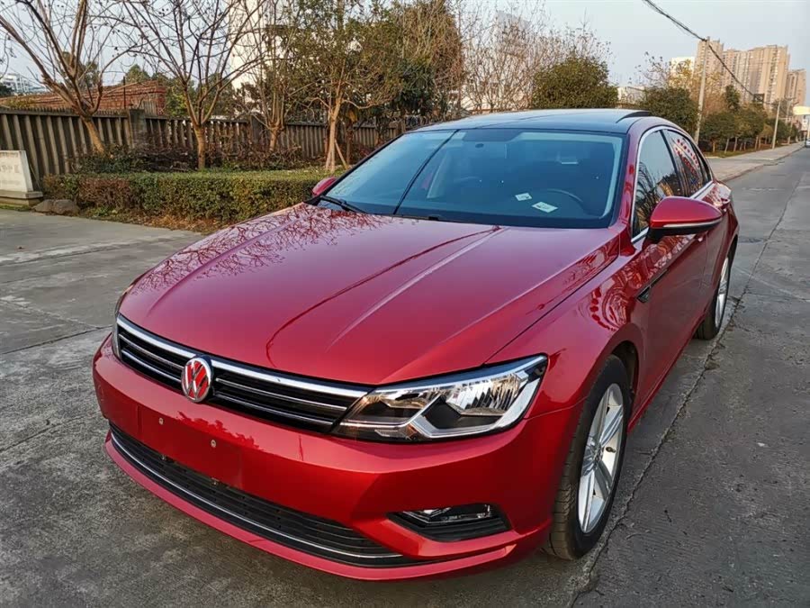 红色的凌渡配上红色的车标,看着就喜庆!