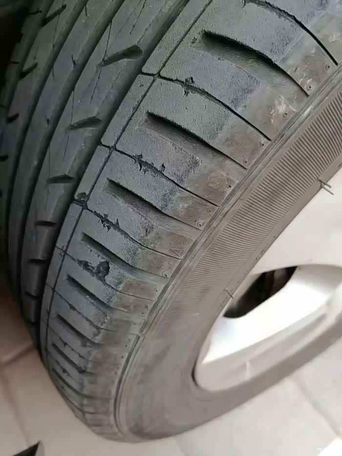 我的比亚迪e5前轮胎发现有啃胎现象