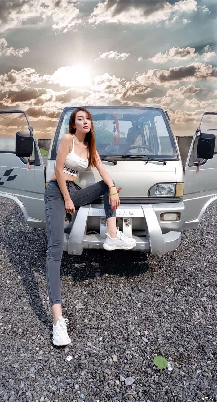 长腿美女与秋明山神车(五菱汽车)