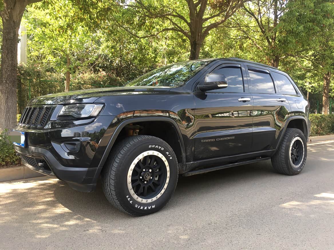 【图】云南切族87区"黑骑士"-换轮毂作业_大切诺基论坛_汽车之家论坛