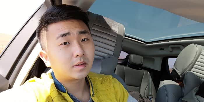 坐在爱车里来一张自拍