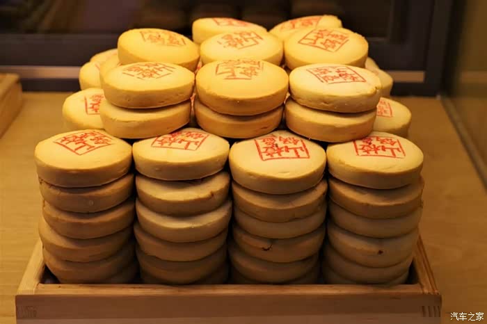 从品类上说,保定稻香村算不上丰富,主要经验范围仍是传统的中式糕点