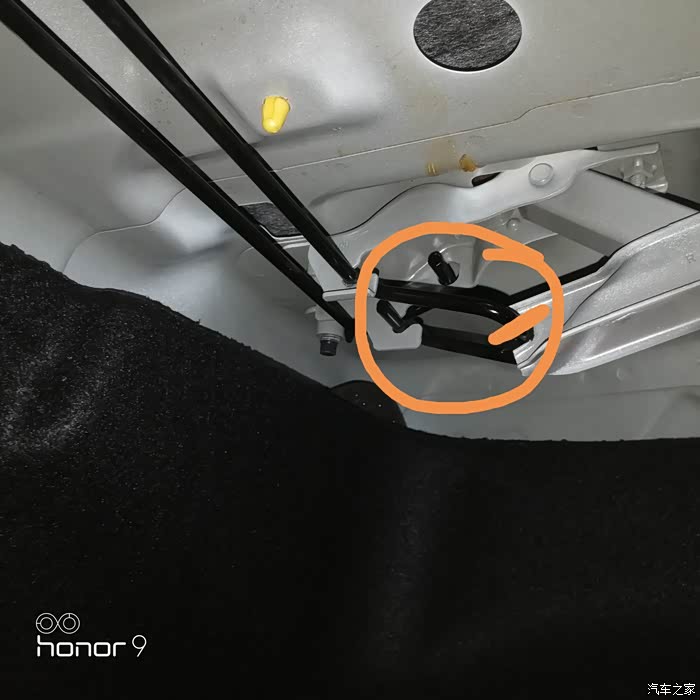 逸动后备箱扭力杆断了