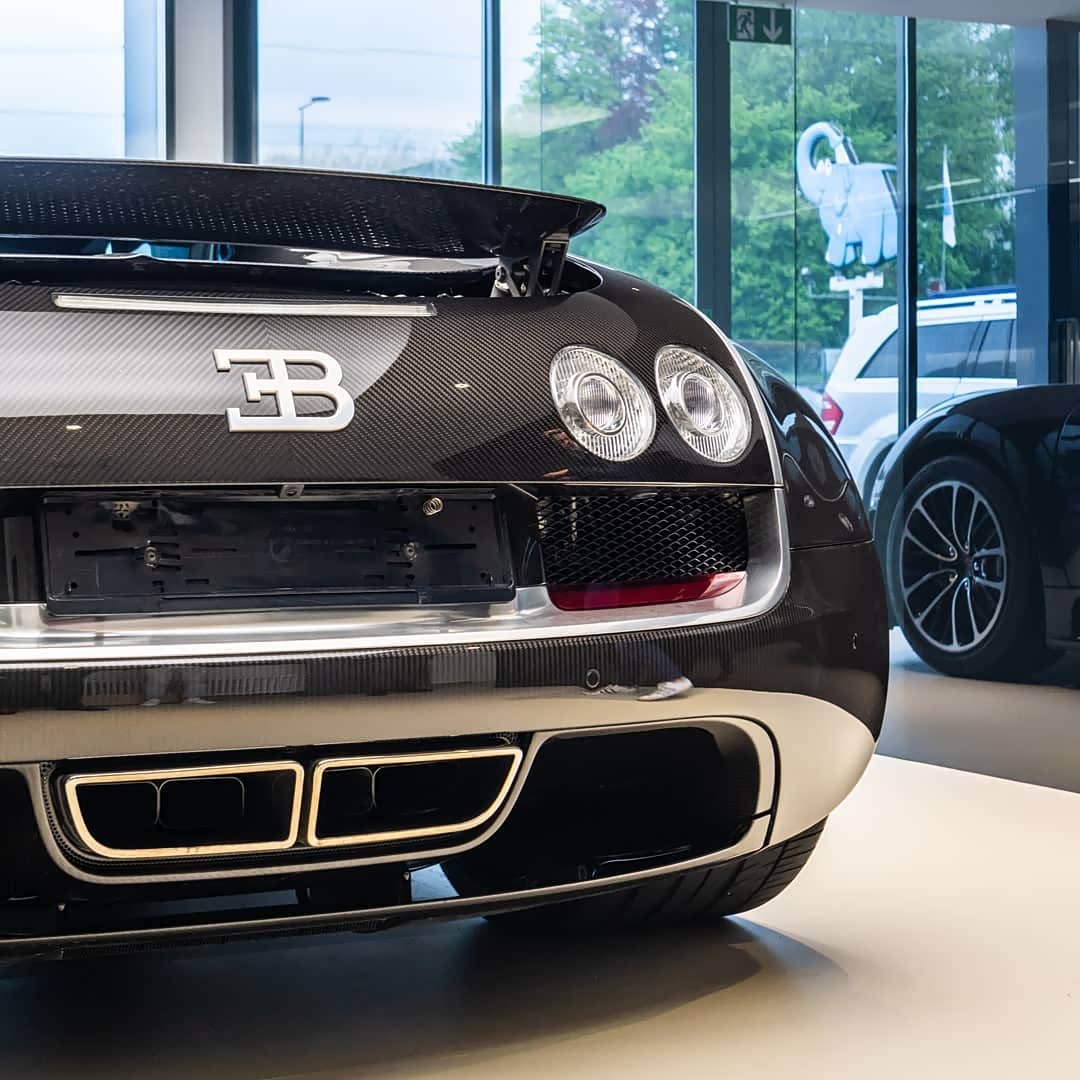 尾部采用简洁饱满的造型,圆形的尾灯造型很有运动感_布加迪论坛_手机