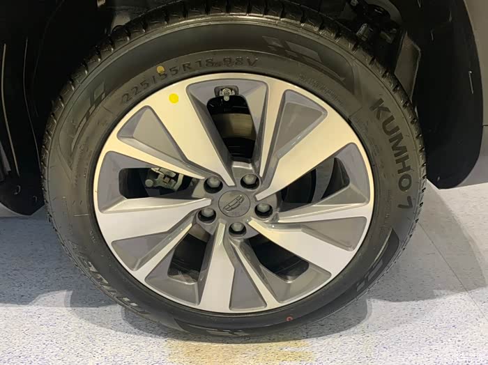 轮毂造型,也很漂亮,双色搭配.细节处理的很到位.