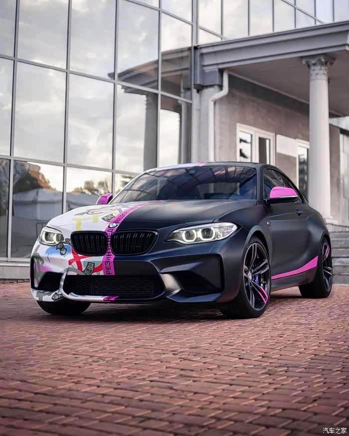 宝马m2花花绿绿的涂装超级超级无敌好看
