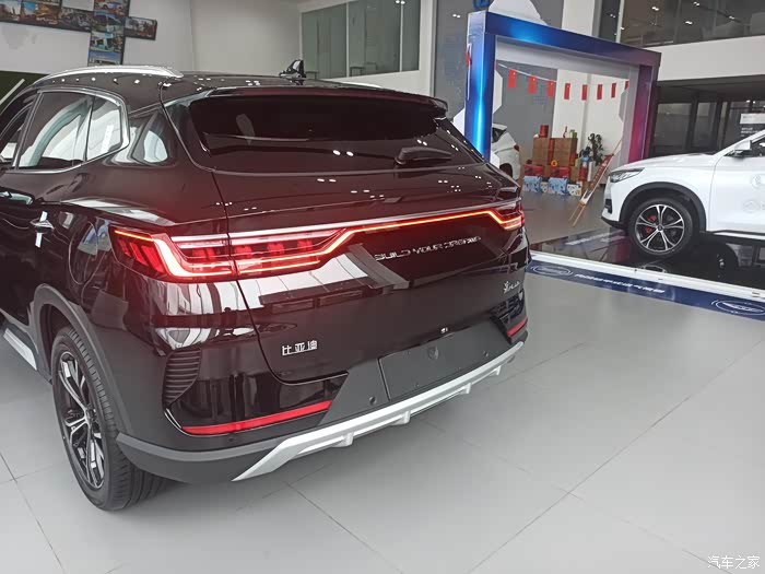 贯穿式的尾灯,美观时尚,辨识度也高