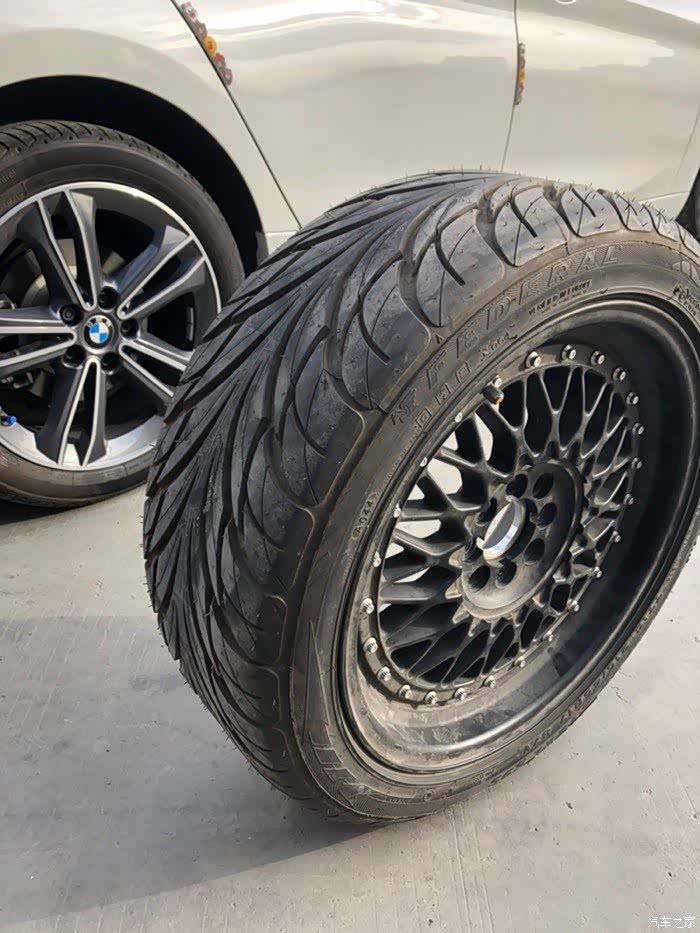 这哥们儿的单导向轮胎是不是装反了