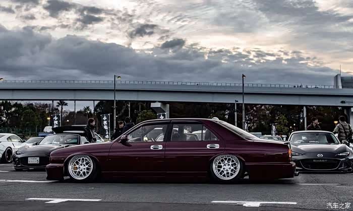 日产y32 cima vip风格,立标看着挺不错的