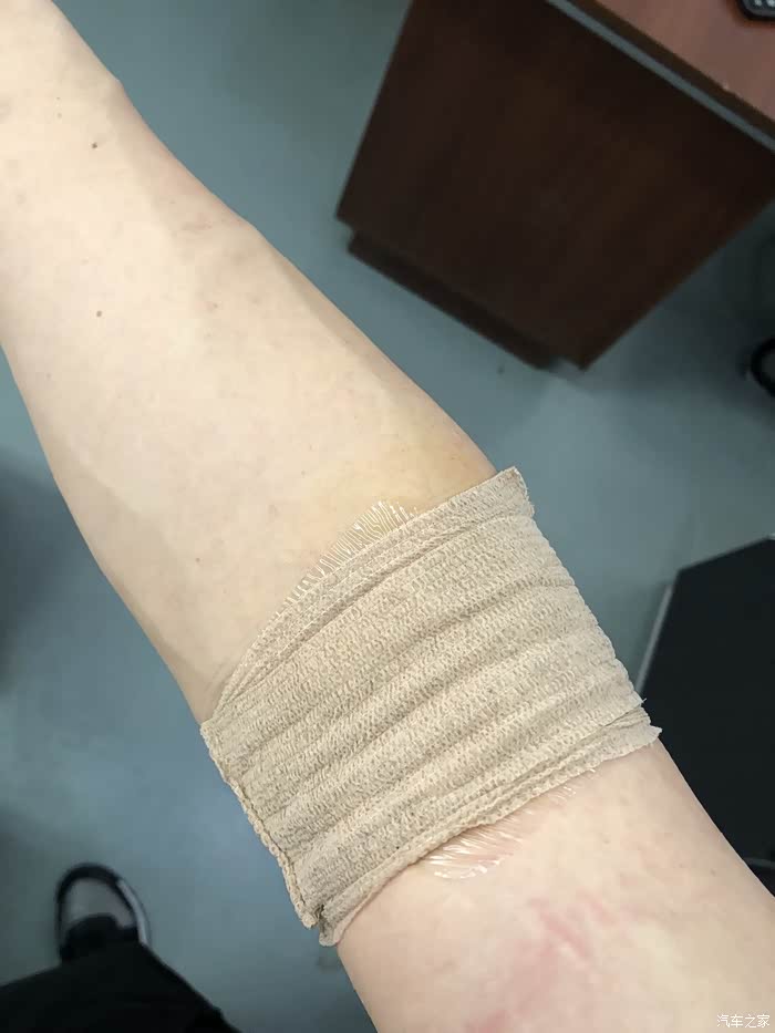 对了,提醒一下大家,献完血之后绷带要在胳膊上单30分钟以上