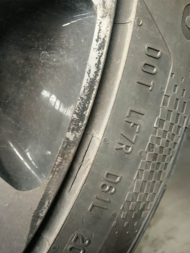 请问轮胎趾口这样的裂纹是不是要换胎