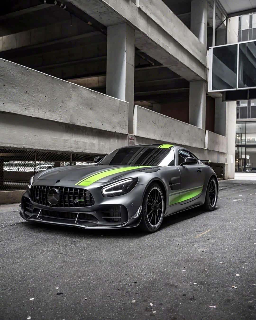 哑光战斗金属灰色奔驰gt r可太帅了!