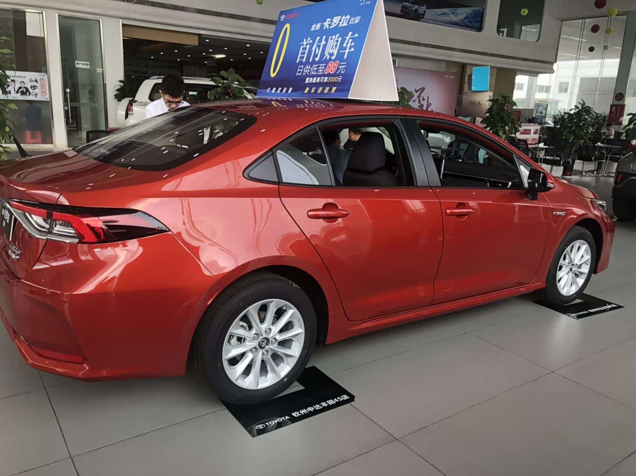 红色的双擎卡罗拉看起来很漂亮