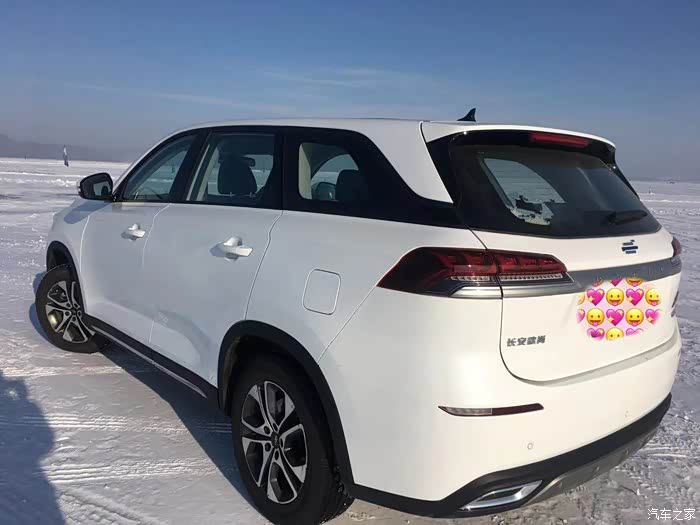 长安欧尚x7的白色车漆晶莹剔透