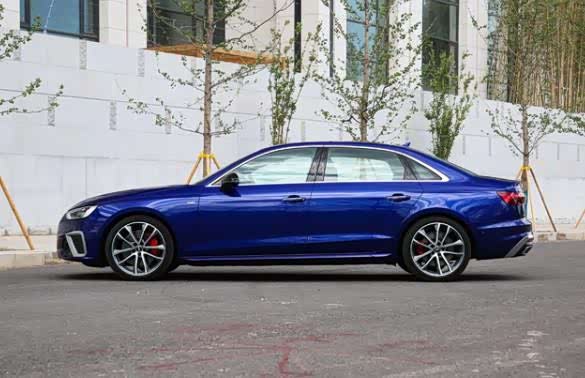 最新款的奥迪a4l,这个宝石蓝色配上大红的卡钳,很漂亮.