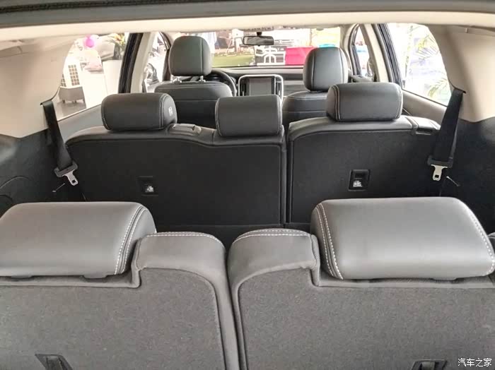 宋max采用2 3 2的7座布局,第排座椅可前后滑动,折叠,同时第排座椅支持