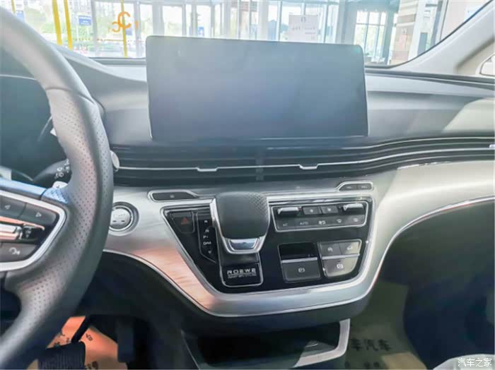 车上中控屏提供智能互联,可以听歌看电影之类的,娱乐娱乐.