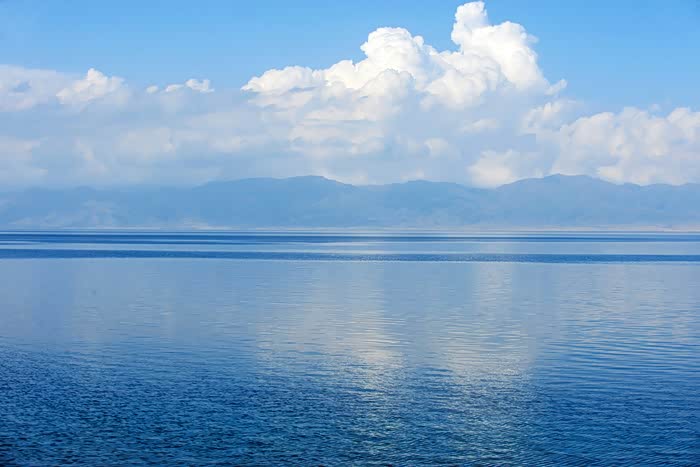 蓝蓝的天空,清澈的水,享受大自然!