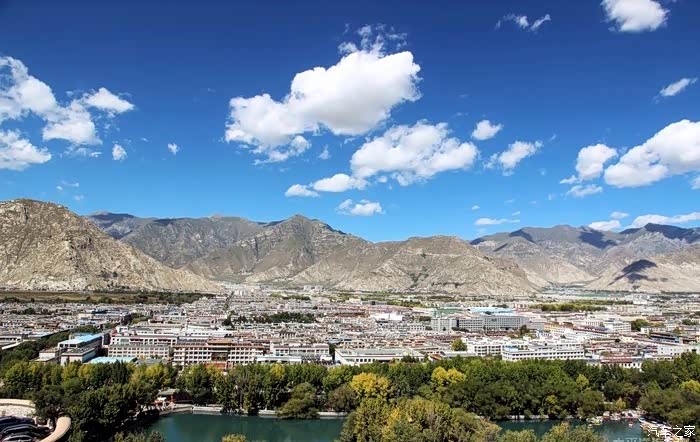 拉萨的市中心的样子,没有什么高楼大厦,但是地势很平坦.