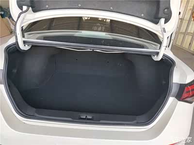 后备箱空间还是很不错的,东西拿出来了