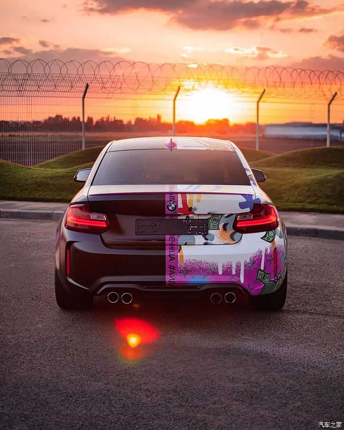 宝马m2 ,花花绿绿的涂装超级超级无敌好看!