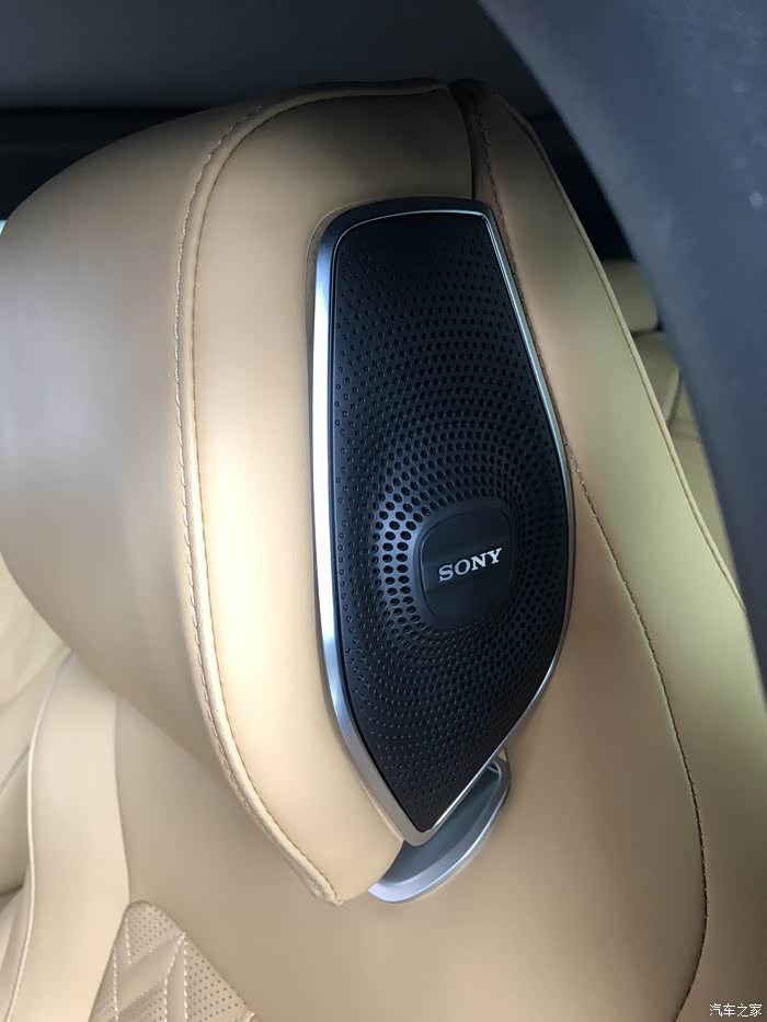 全车一共14个索尼音响,音质绝对没得说了,就连这头枕里也带有音响.