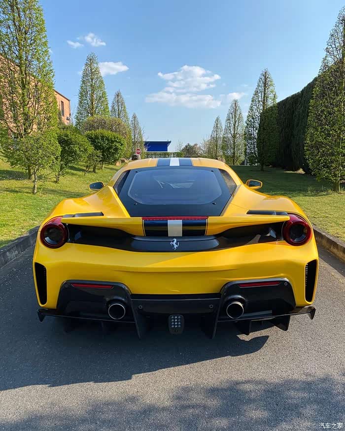 黄色法拉利488 pista,豪华的座椅,动力十足,行车无忧