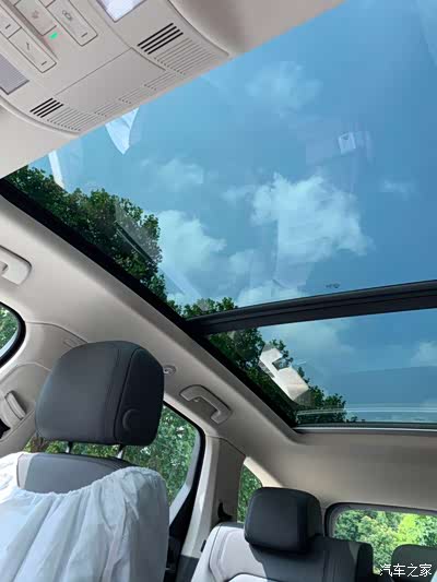 大尺寸的全景天窗,车内采光非常好,一家出行完全不会感觉压抑
